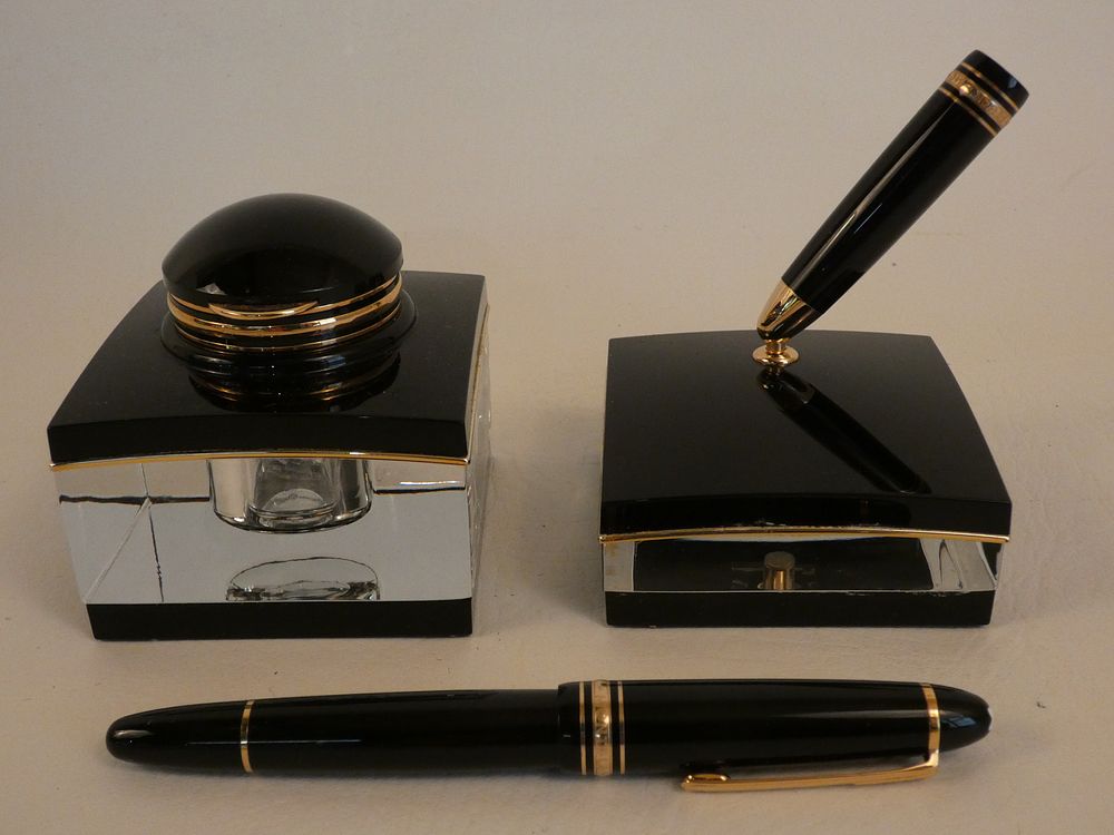 Appraisal: MONTBLANC FOUNTAIN PEN SET Fine piece Montblanc model desk set