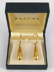 Appraisal: A pair of yellow metal tests carat gold drop earrings