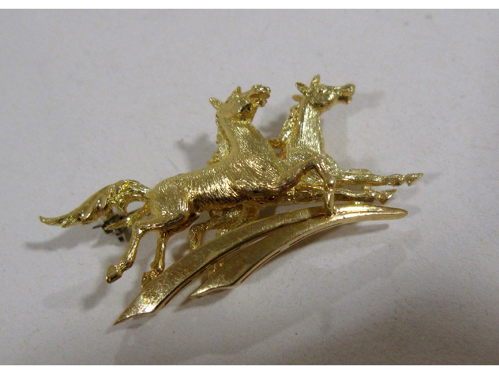 Appraisal: Eighteen carat gold brooch in the form of two galloping