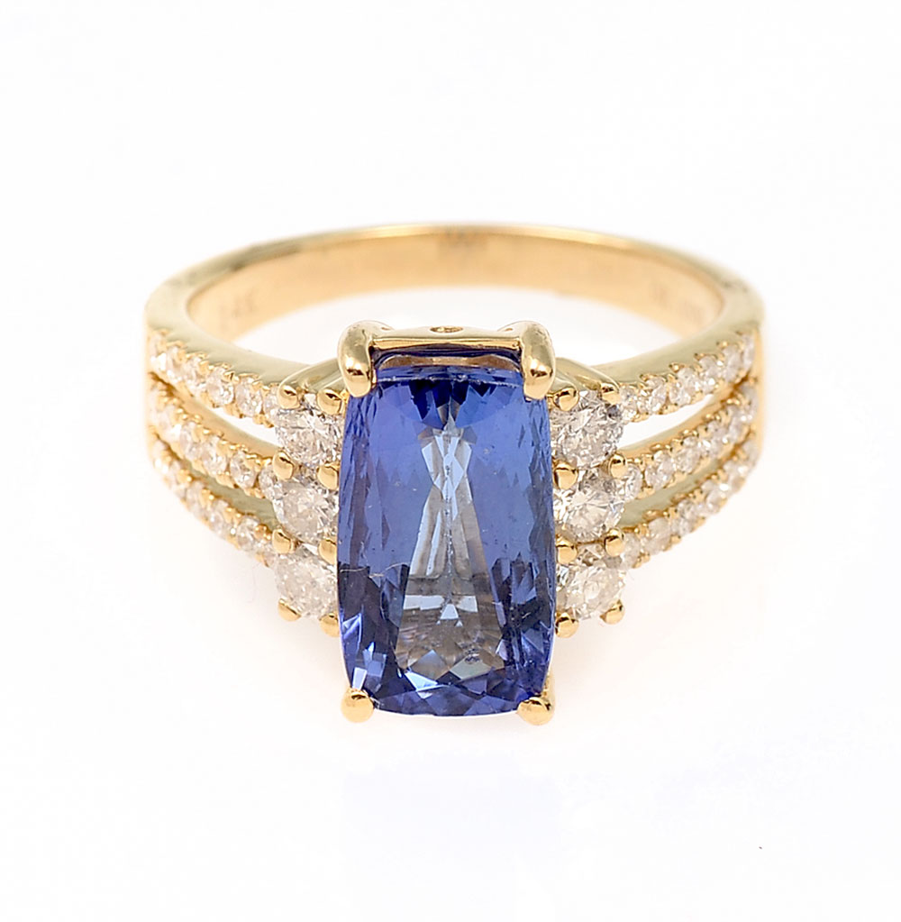 Appraisal: K CT TANZANITE DIAMOND RING CT modified brilliant cut tanzanite