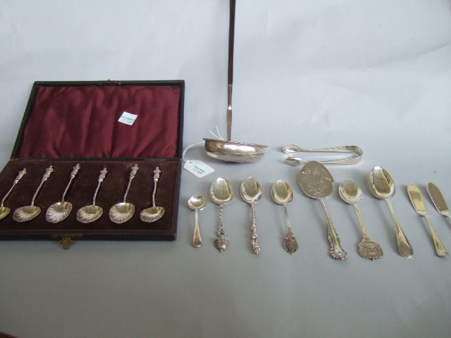 Appraisal: A set of six Victorian silver teaspoons with scalloped bowls