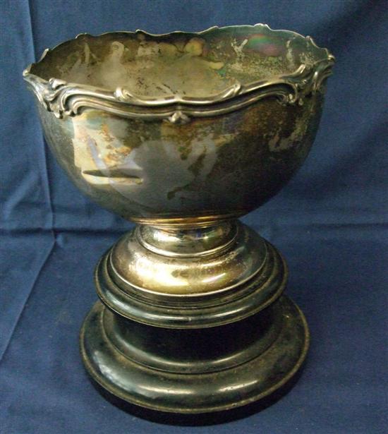 Appraisal: Edward VII silver rose bowl on pedestal base Sheffield oz