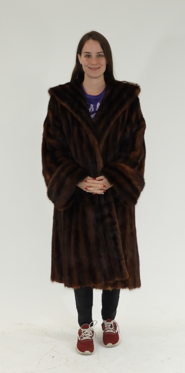 Appraisal: FINE LADY'S MINK FUR HIGH FASHION WINTER COAT United States