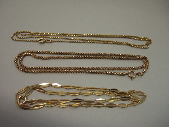 Appraisal: A gold neckchain in a pierced lozenge shaped link design