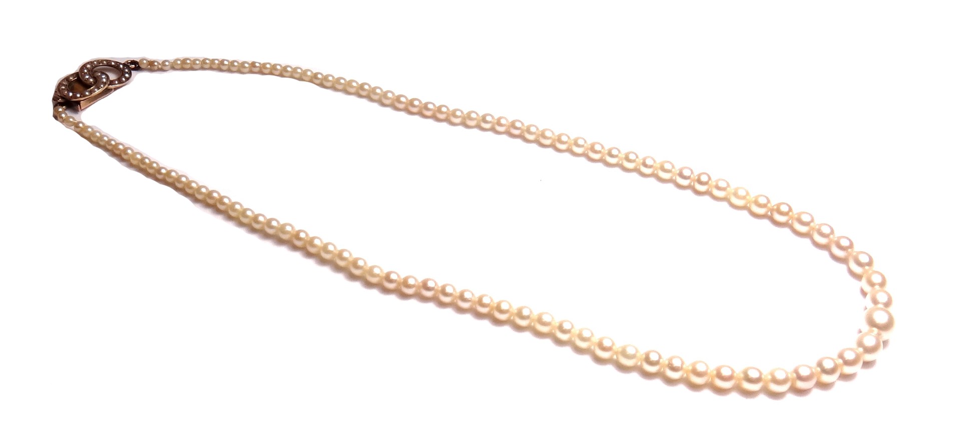 Appraisal: A single row necklace of cultured pearls graduating in size