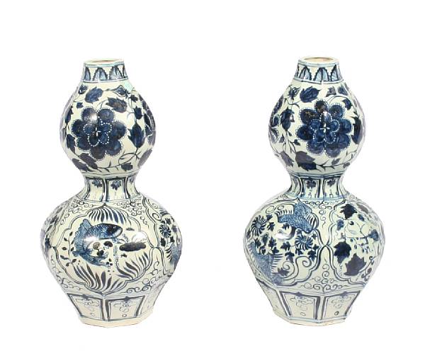 Appraisal: A pair of Chinese blue and white double gourd vases