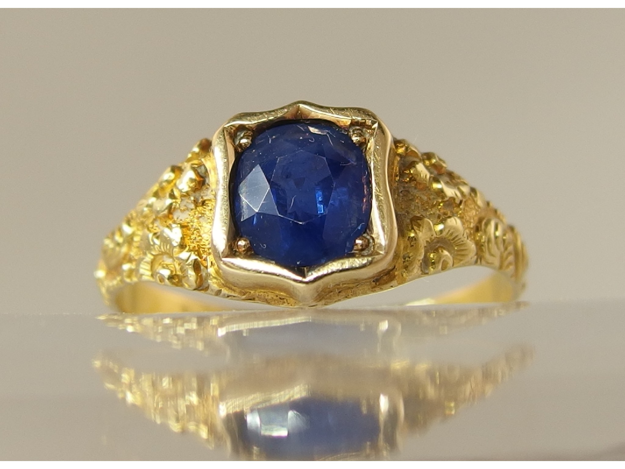 Appraisal: A Victorian ct yellow gold sapphire ringthe shoulders are embossed