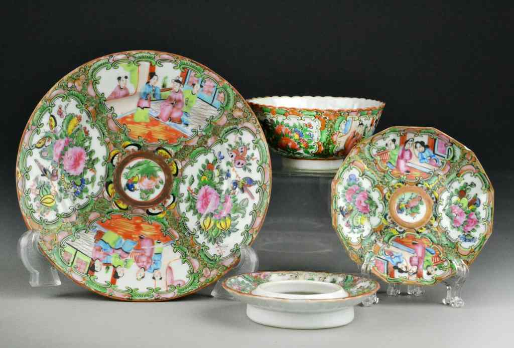 Appraisal: Chinese Export Porcelain Rose Medallion PlatesConsisting of three plates and