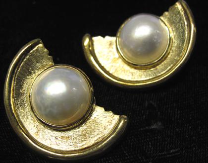 Appraisal: karat yellow gold mabe pearl earringsetruscan style