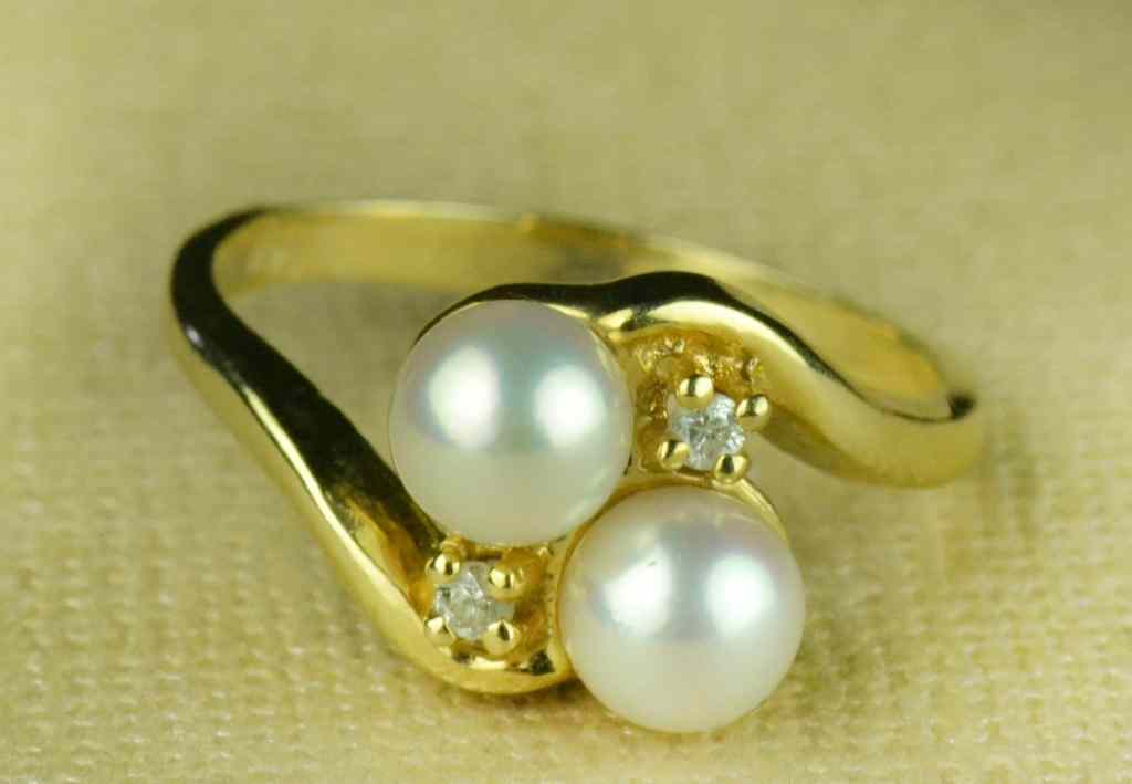 Appraisal: K Gold and Pearl RingTwo pearls and two small diamonds