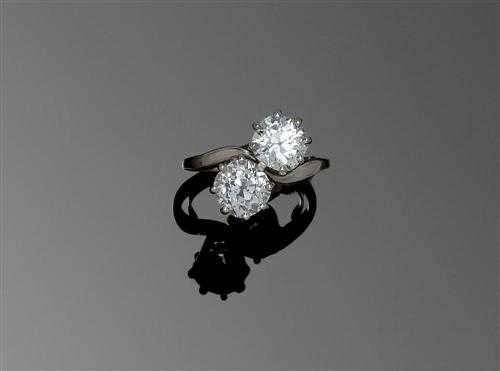 Appraisal: DIAMOND RING ca Platinum Classic Crois model set with old