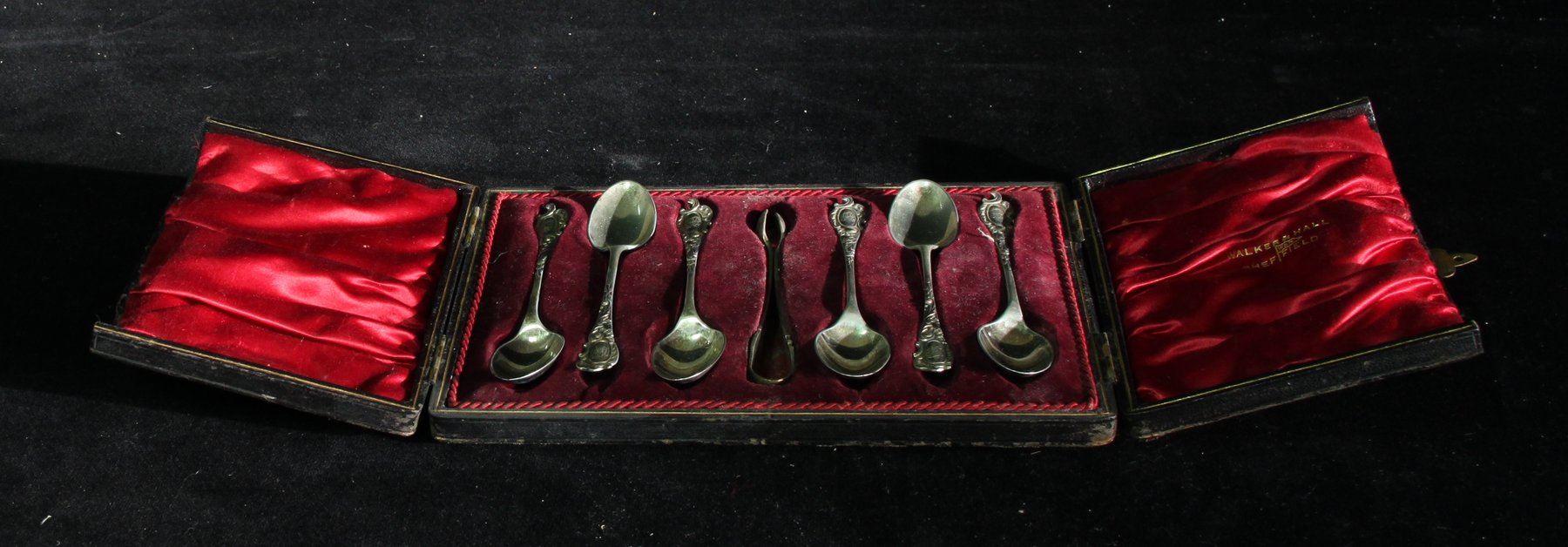 Appraisal: A set of silver teaspoons Walker Hall cased