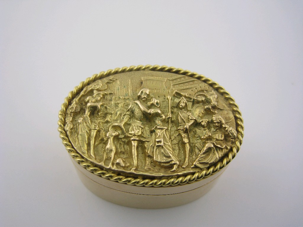 Appraisal: A ct gold Pill Box the hinged lid cast relief