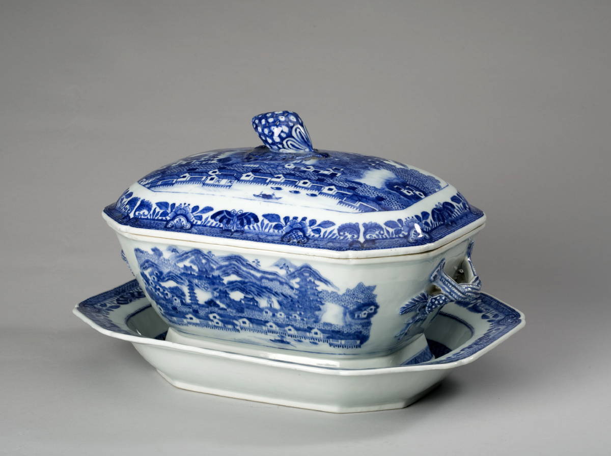 Appraisal: CHINESE EXPORT PORCELAIN BLUE AND WHITE TUREEN COVER AND STAND