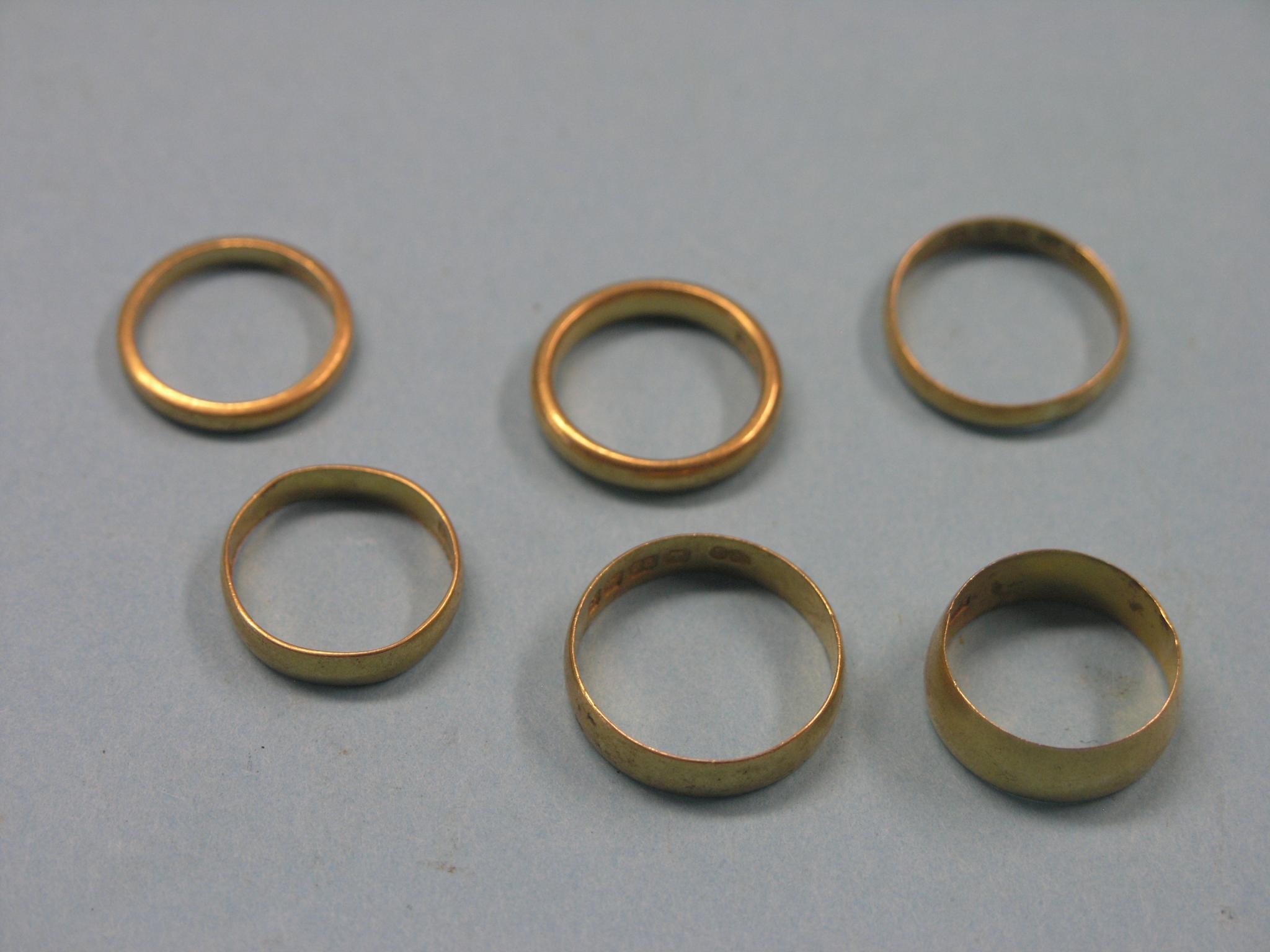 Appraisal: Six ct gold band wedding rings grams total