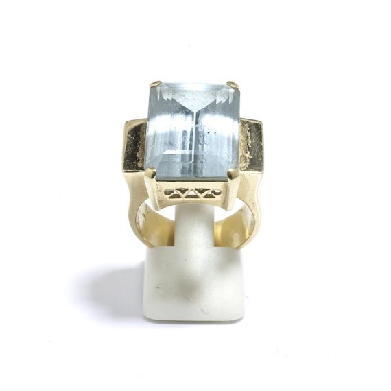 Appraisal: AN AQUAMARINE AND GOLD RING circa Yellow gold Casual and