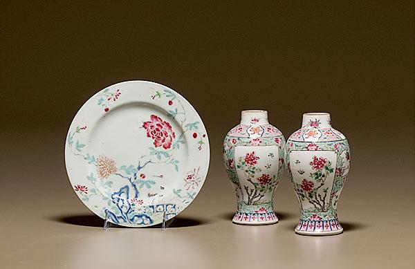 Appraisal: CHINESE EXPORT GARNITURE VASES AND PLATE Qianlong Period - Two