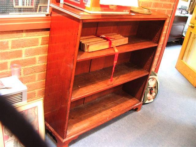 Appraisal: A VICTORIAN MAHOGANY OPEN FRONTED BOOKCASE the top with moulded