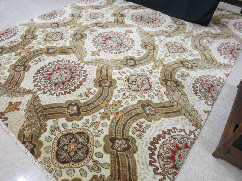 Appraisal: A CONTEMPORARY HAND KNOTTED ORIENTAL CARPET repeating medallion design on