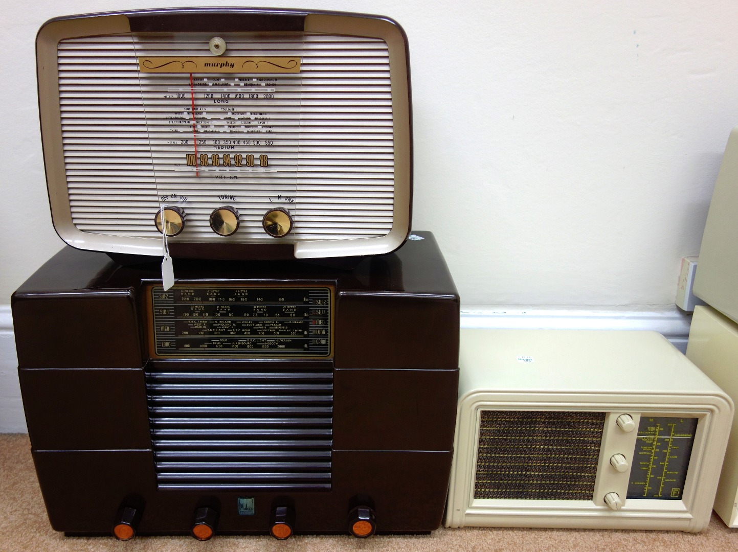 Appraisal: A Murphy A valve radio in brown rounded case Philco