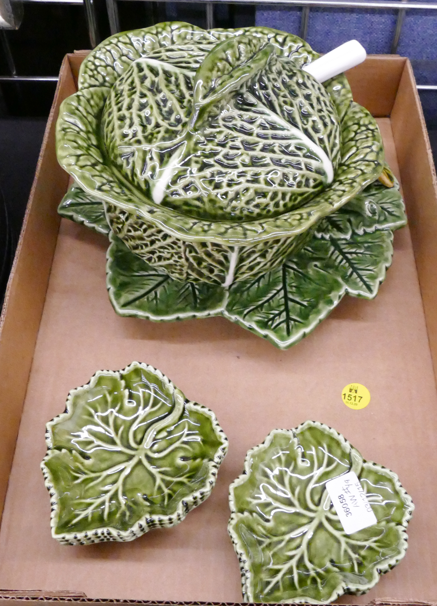 Appraisal: Box pc Green Majolica Leaf Servers