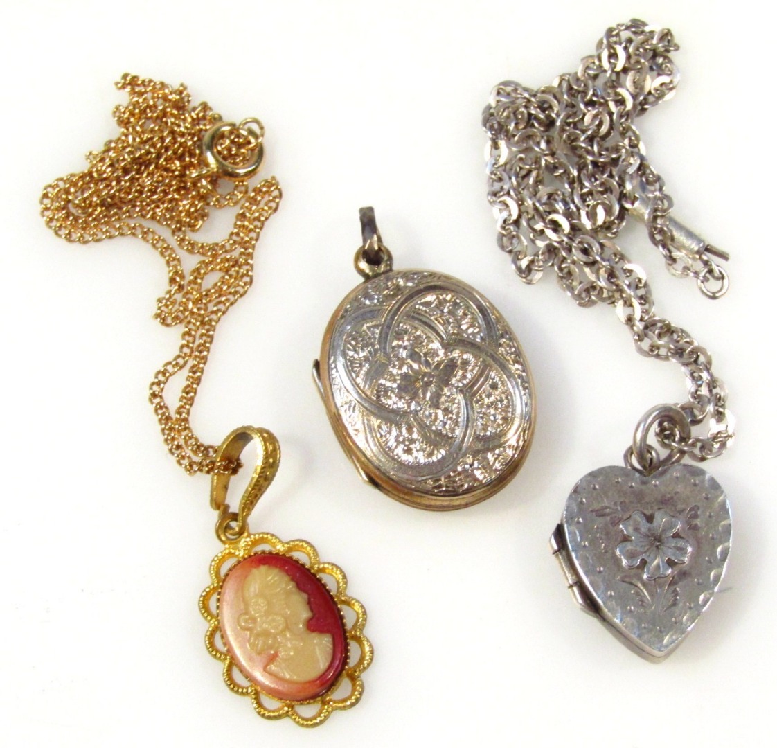 Appraisal: Various jewellery comprising of a oval locket part engine turned