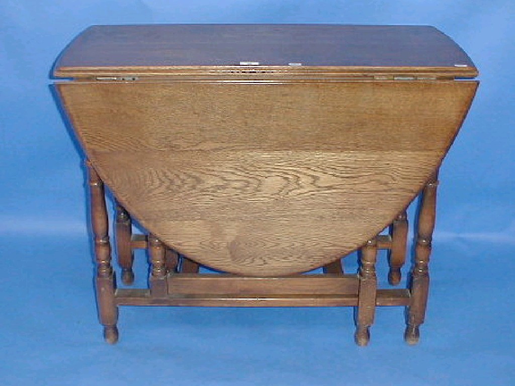 Appraisal: An oak oval gate leg table