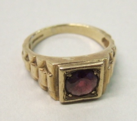 Appraisal: A ct gold and garnet set single stone ring mounted