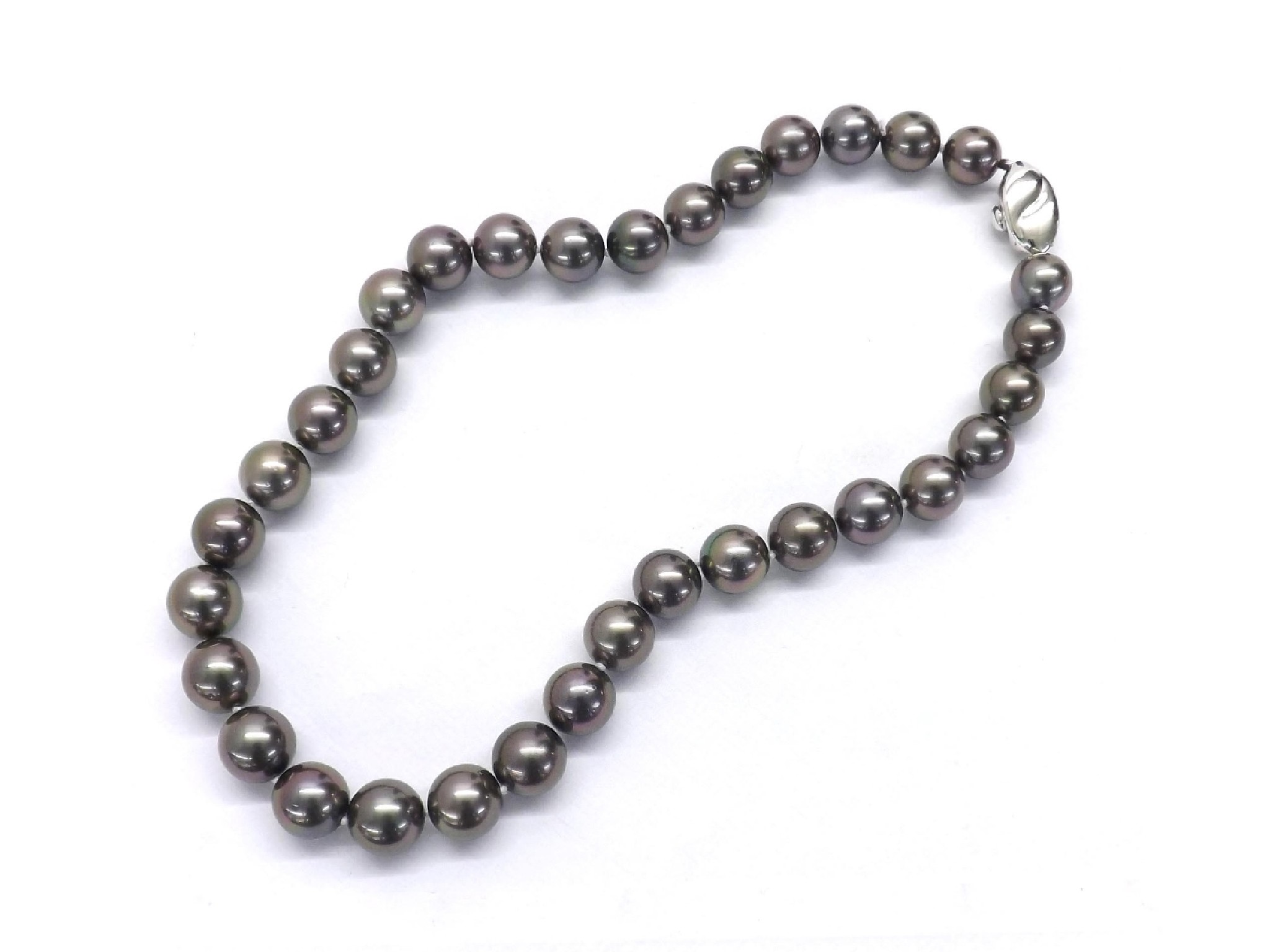 Appraisal: - -a Stained cultured pearl set necklace with a silver