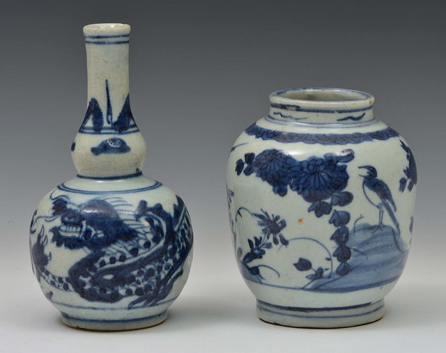 Appraisal: A CHINESE BLUE AND WHITE PORCELAIN DOUBLE GOURD VASE Wan