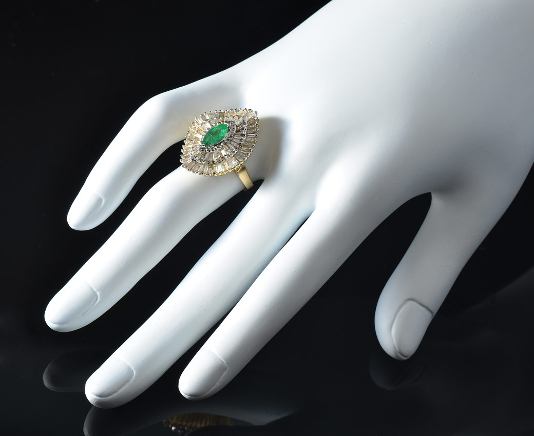 Appraisal: K DIAMOND EMERALD RING K yellow gold ring centers one