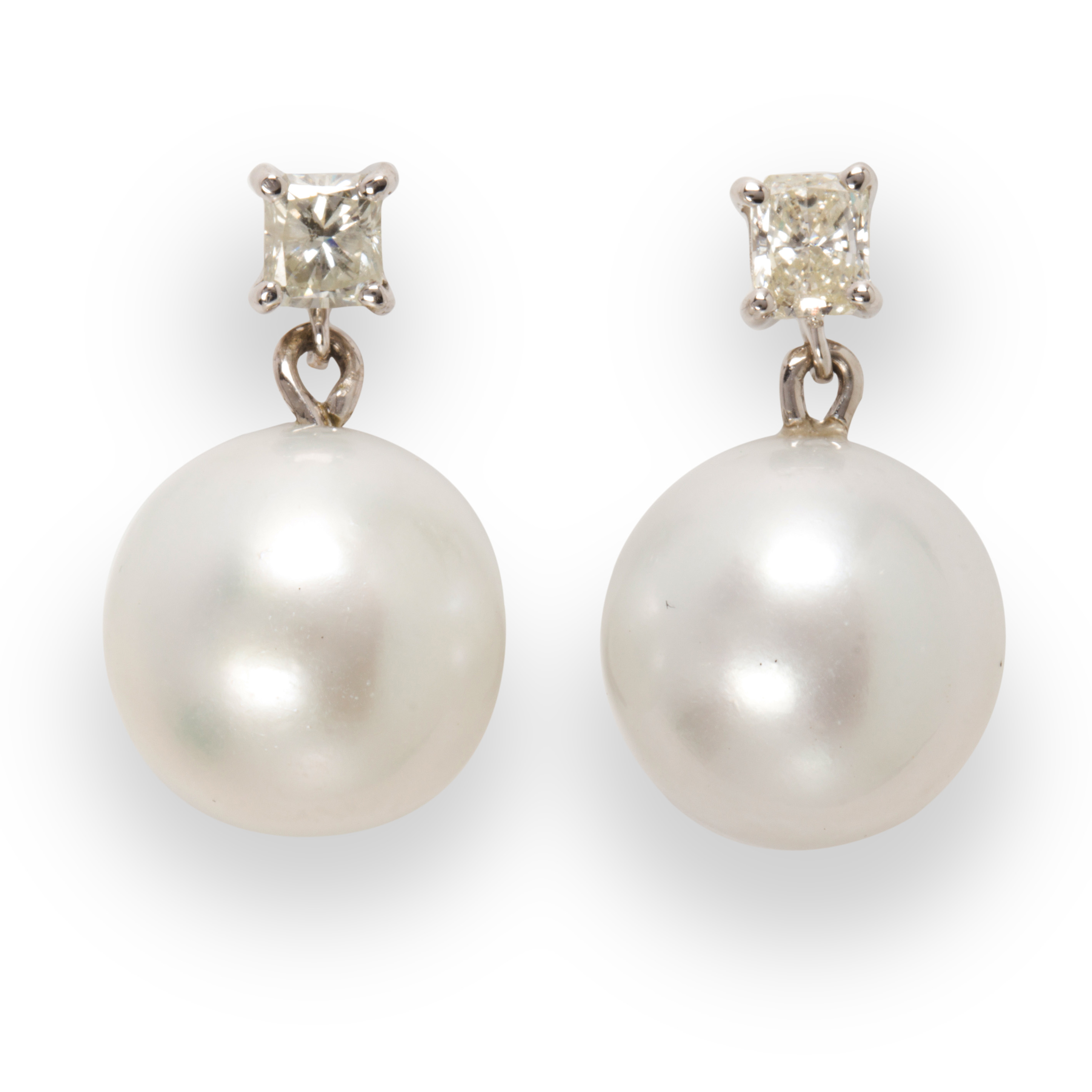 Appraisal: A SOUTH SEA PEARL DIAMOND AND EIGHTEEN KARAT WHITE GOLD