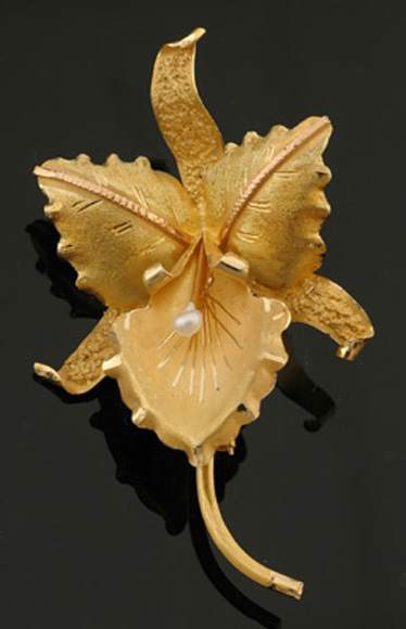 Appraisal: A gold floral brooch Modelled as an orchid having textured