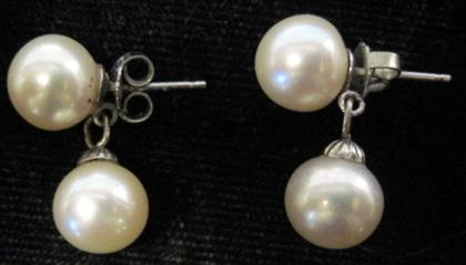 Appraisal: Pair of pearl earringsSingle pearl drop suspending from a pearl