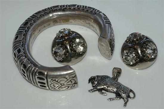 Appraisal: A BAG OF ASSORTED JEWELLERY INCLUDING SILVER BANGLE AND CORAL