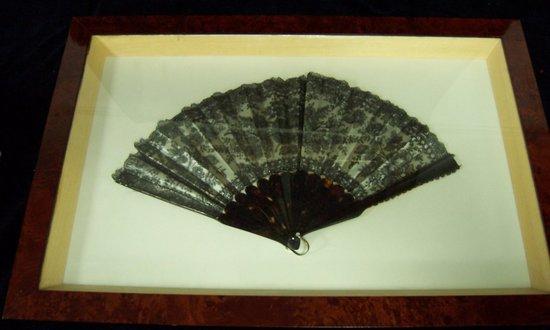 Appraisal: A th Century lace and satin fan on tortoiseshell slides