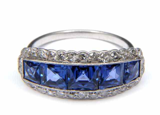 Appraisal: A SAPPHIRE AND DIAMOND SET DRESS RING mounted with five