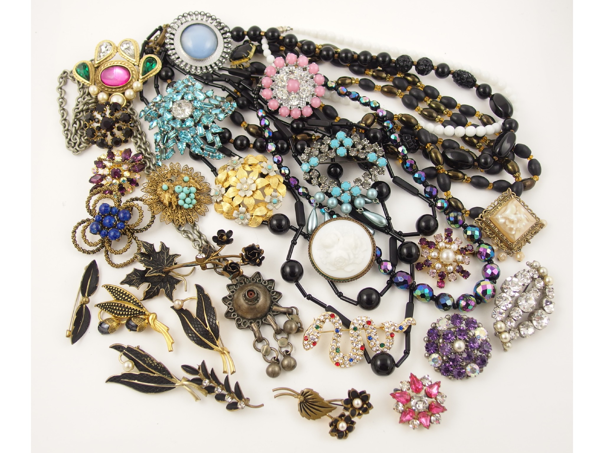 Appraisal: A collection of vintage costume jewellery to include peacock beads