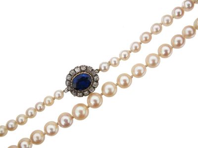 Appraisal: A graduated single row cultured pearl necklace The pearls graduate