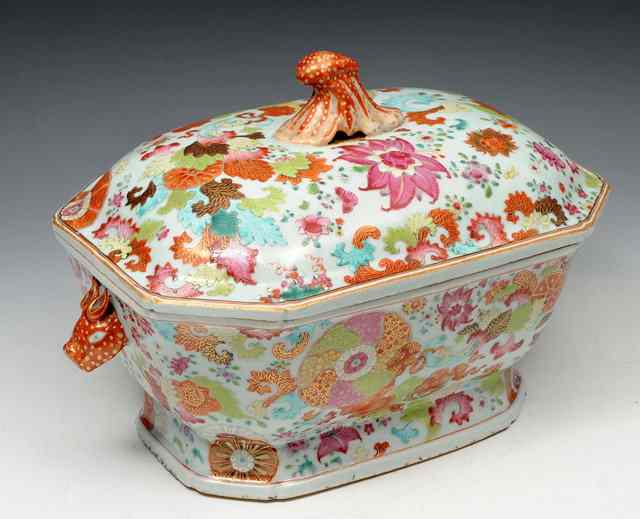 Appraisal: AN TH CENTURY CHINESE PORCELAIN TUREEN AND COVER decorated in