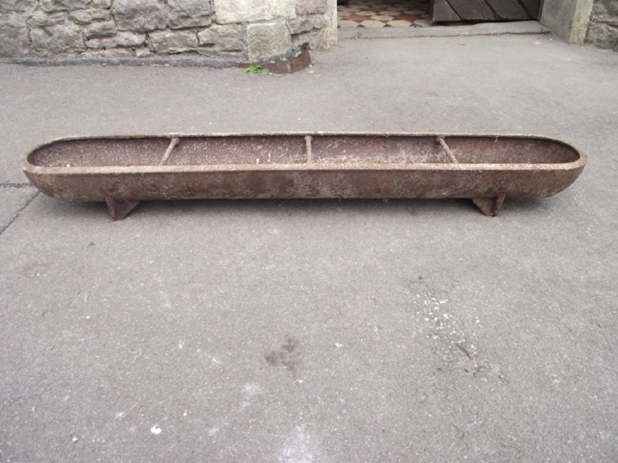 Appraisal: A small vintage cast iron feeding trough of slender rectangular