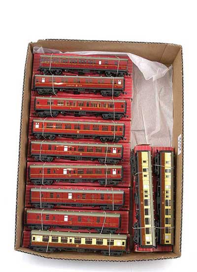 Appraisal: Hornby Dublo -Rail a group of Superdetail Passenger Coaches comprising