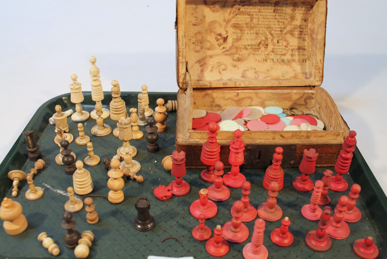 Appraisal: A quantity of various late thC ivory chess pieces in