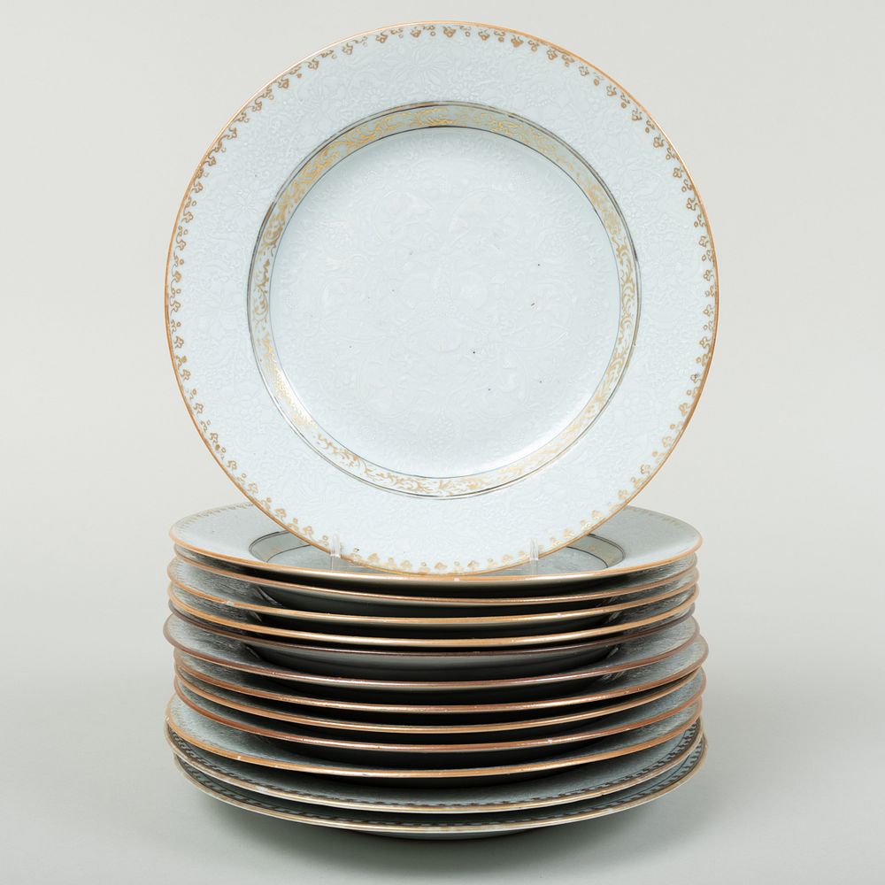 Appraisal: Set of Twelve Chinese Export Sopra-Bianco-Sopra and Gilt-Decorated Porcelain Plates