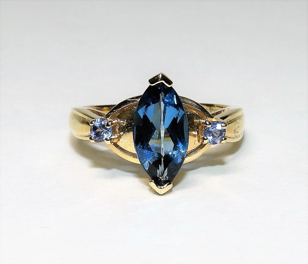 Appraisal: K YELLOW GOLD SPINEL SIMULATED SAPPHIRE RING ContemporaryMarquis cut center