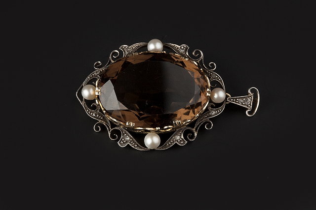 Appraisal: A VARI GEM-SET PENDANT the oval mixed-cut smoky quartz claw