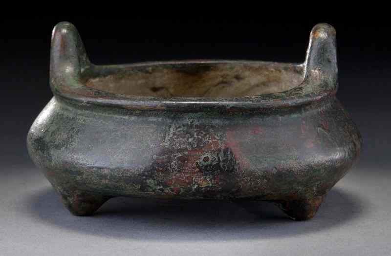 Appraisal: Chinese Qing bronze tripod censer with a two character mark