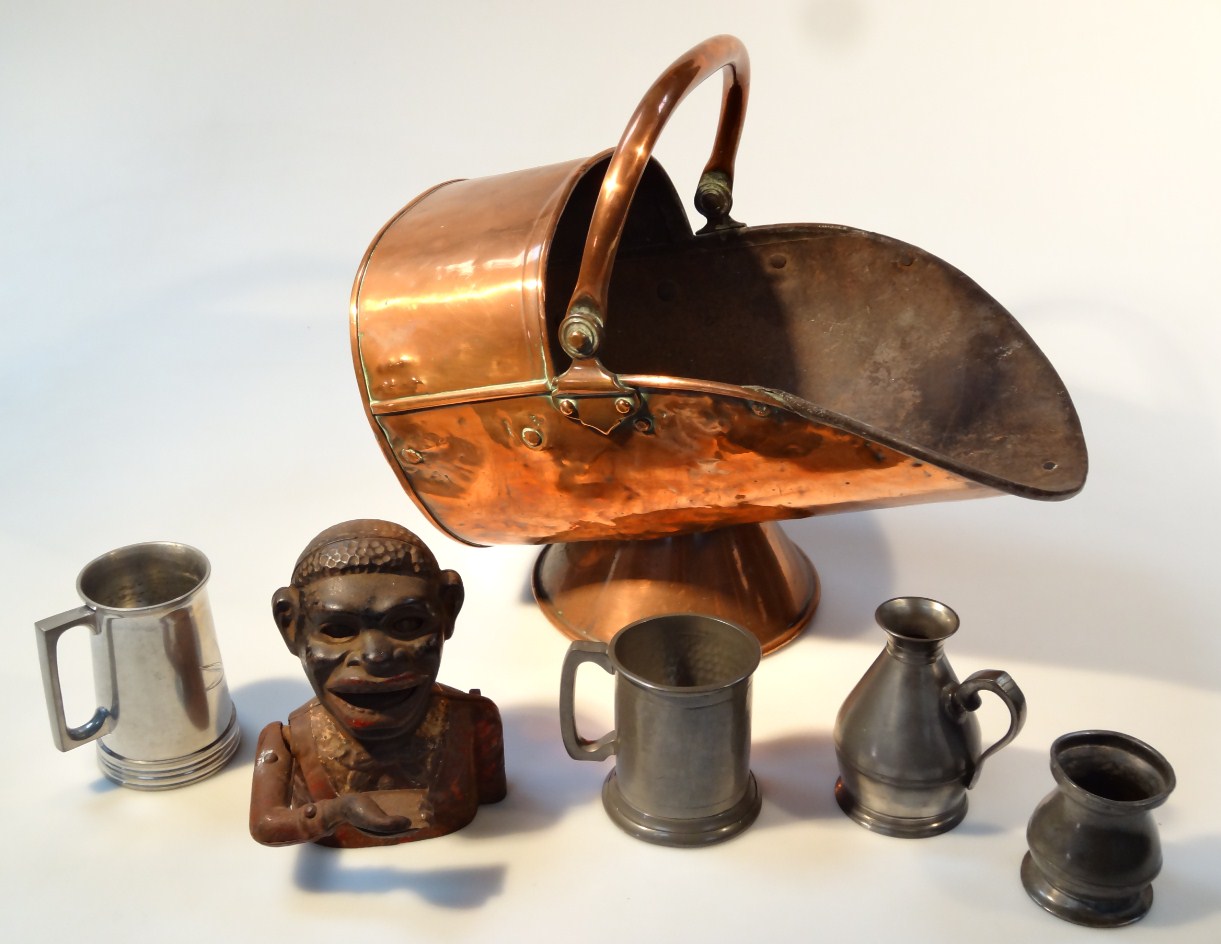 Appraisal: An early thC copper coal box with upper swing handle