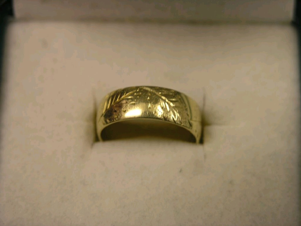 Appraisal: An ct engraved gold band wedding ring grams