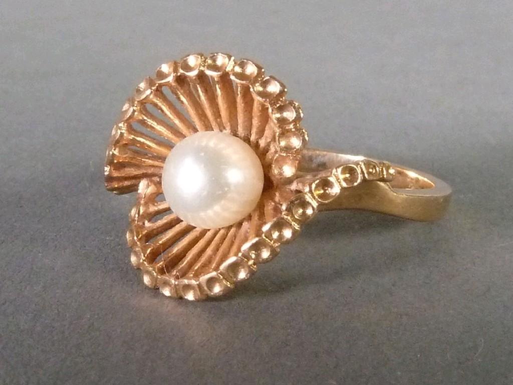 Appraisal: ct GOLD RING the pierced wave pattern top enclosing a